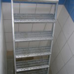 Zejście do kanału z krat wciskanych